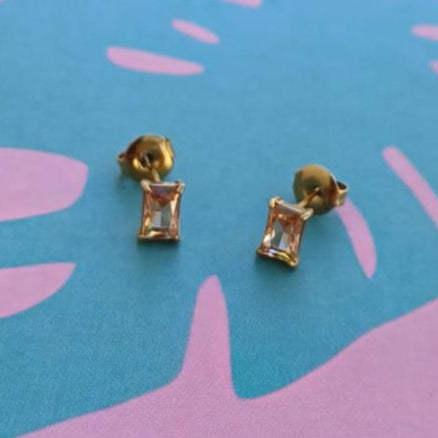 Boucles d’oreilles LANA acier inoxydable – Puces dorées avec pierre blanche ou orange clair