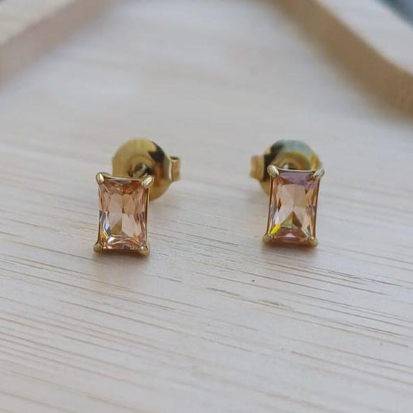 Boucles d’oreilles LANA acier inoxydable – Puces dorées avec pierre blanche ou orange clair