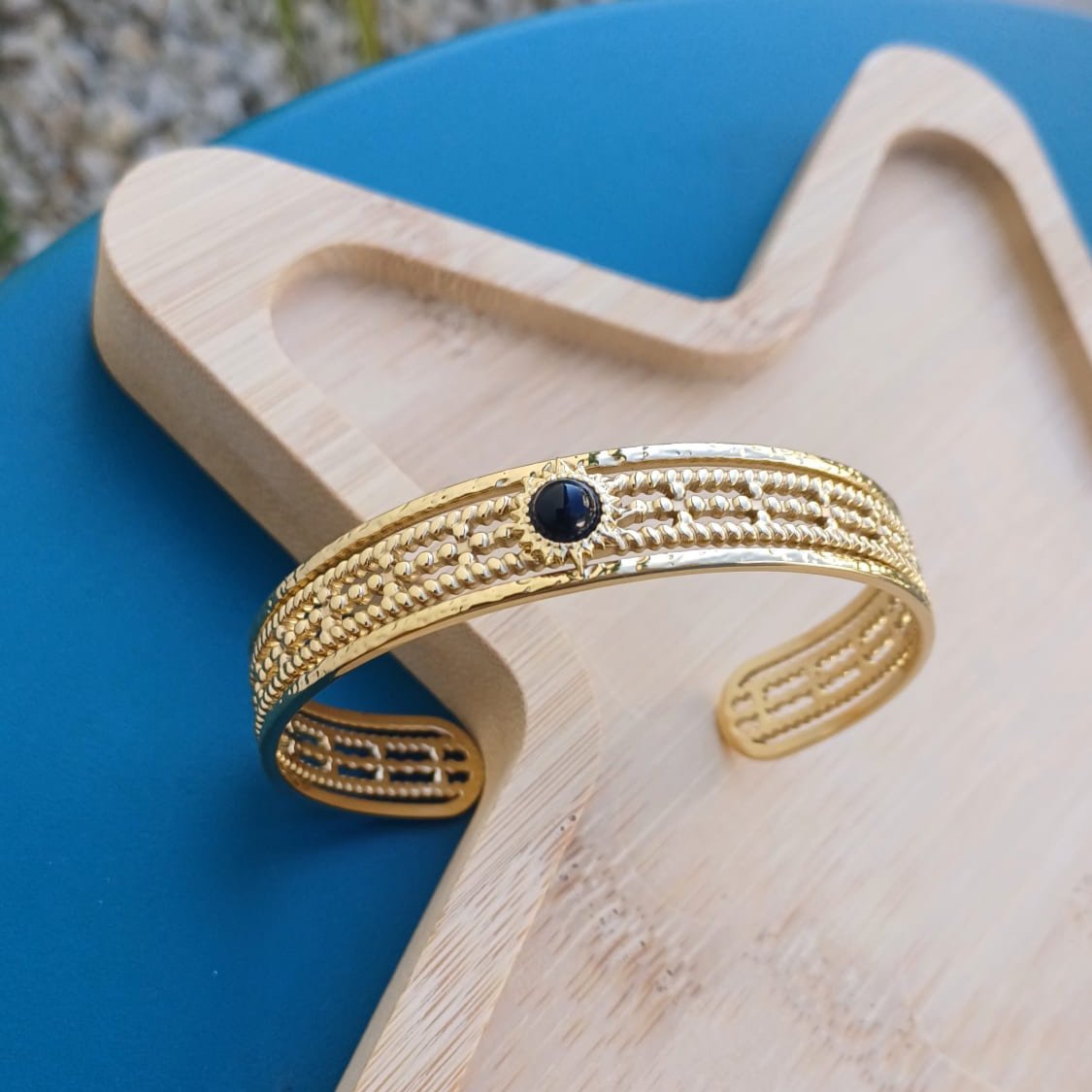 Jonc "BLACK MYSTIC" doré femme – Bracelet avec pierre noire, acier inoxydable, tendance 2025