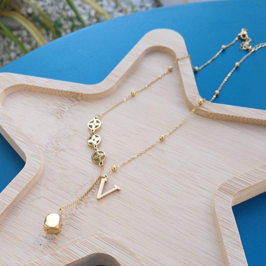 Collier VIOLETTA en Y avec pendentif lettre V – Acier inoxydable gold