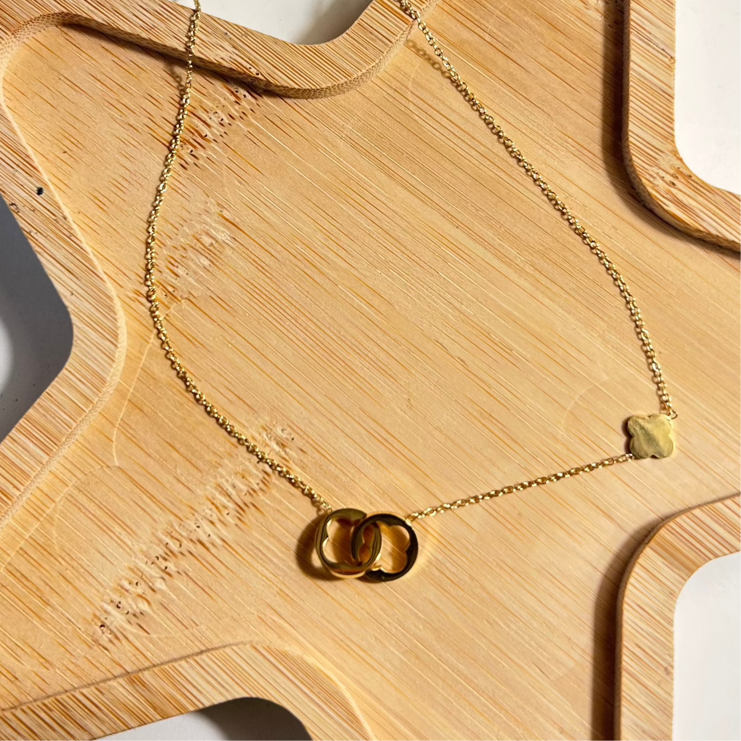 Collier MÉLINA – Deux trèfles entrelacés en acier inoxydable doré
