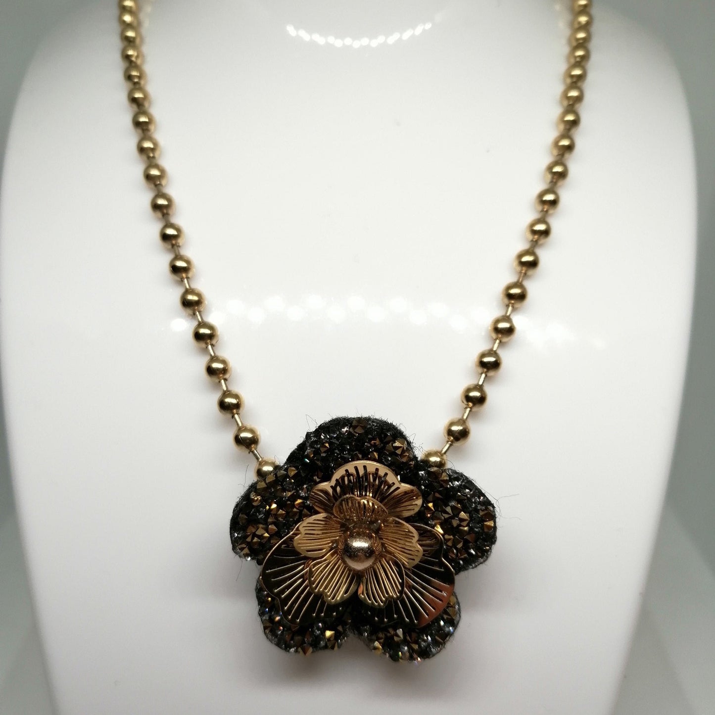 Collier doré "FLEUR" en acier inoxydable – Bijou femme élégant pour grandes occasions