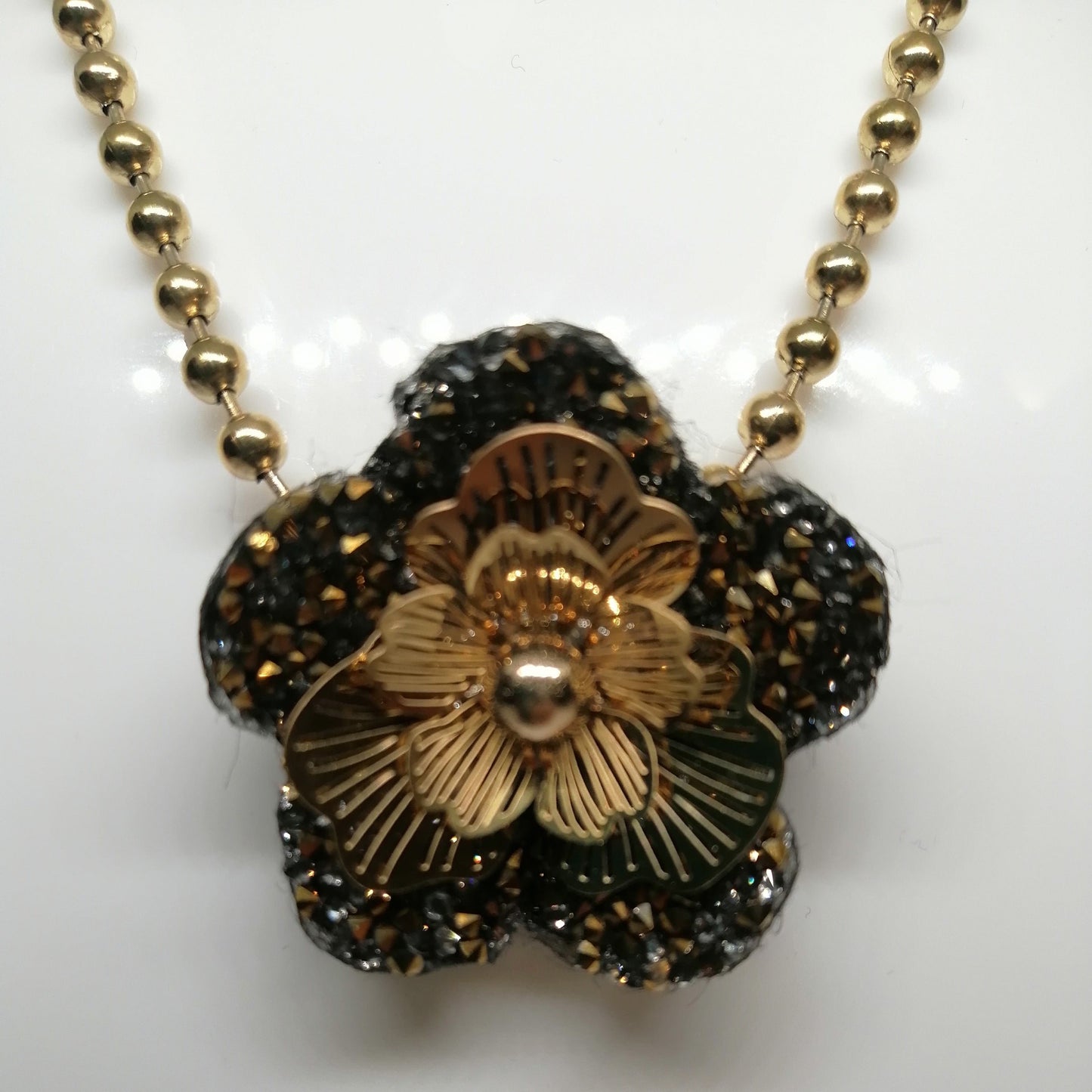 Collier doré "FLEUR" en acier inoxydable – Bijou femme élégant pour grandes occasions