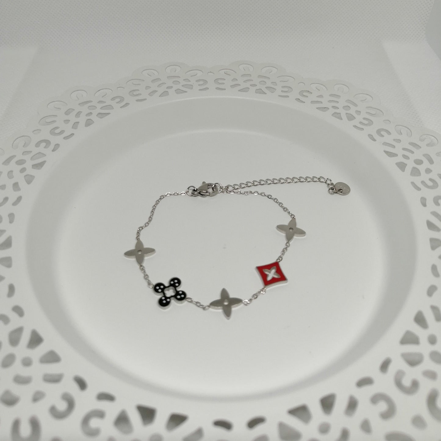 Bracelet trèfles argenté "DAME DE TRÈFLE" – Bijou femme acier inoxydable rouge et noir