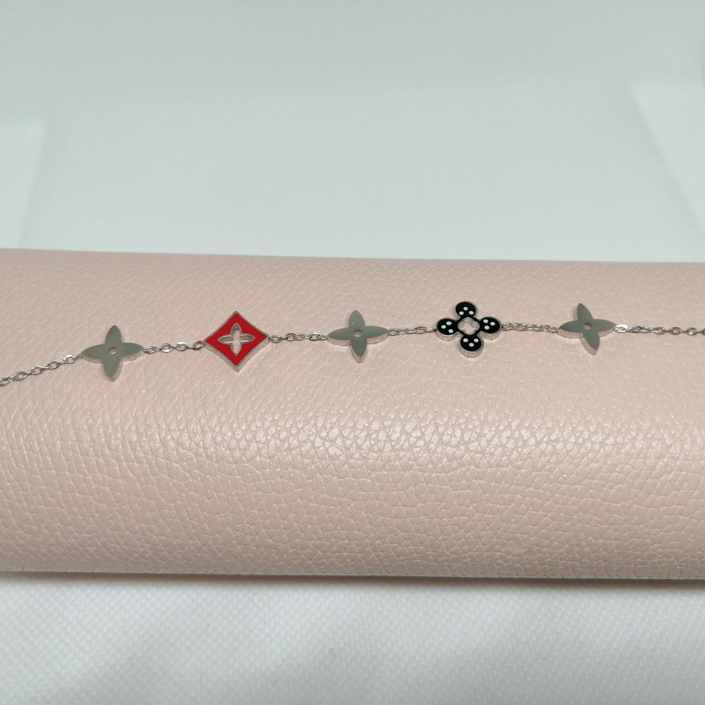 Bracelet trèfles argenté "DAME DE TRÈFLE" – Bijou femme acier inoxydable rouge et noir