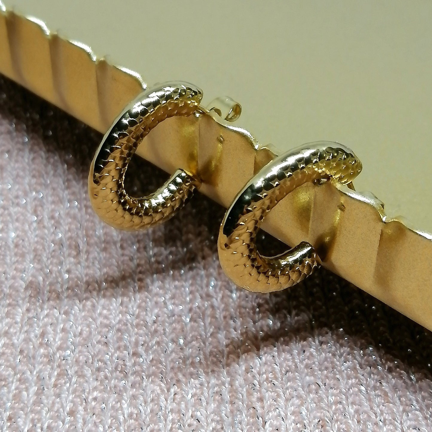 Boucles d'oreilles EMMA – Créoles striées en acier inoxydable doré