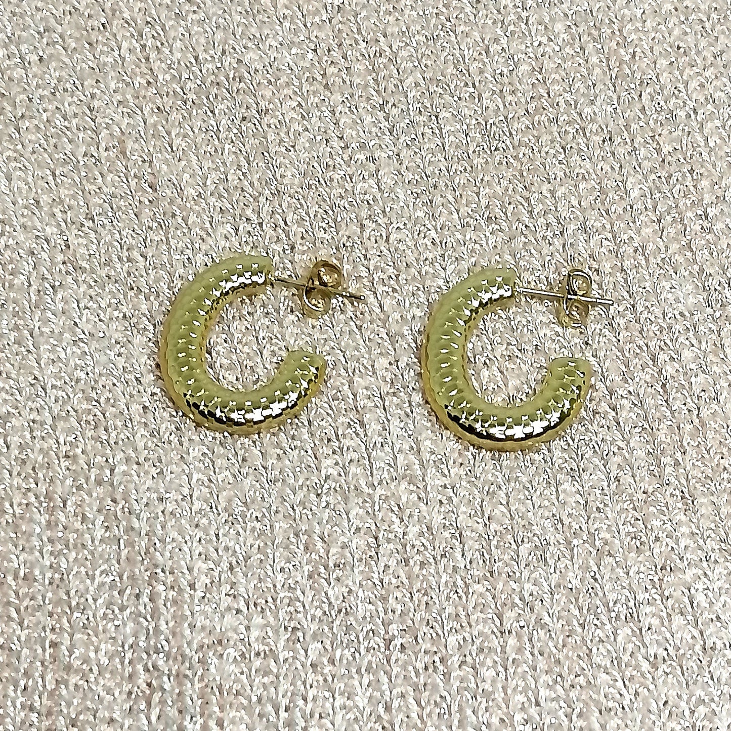 Boucles d'oreilles EMMA – Créoles striées en acier inoxydable doré