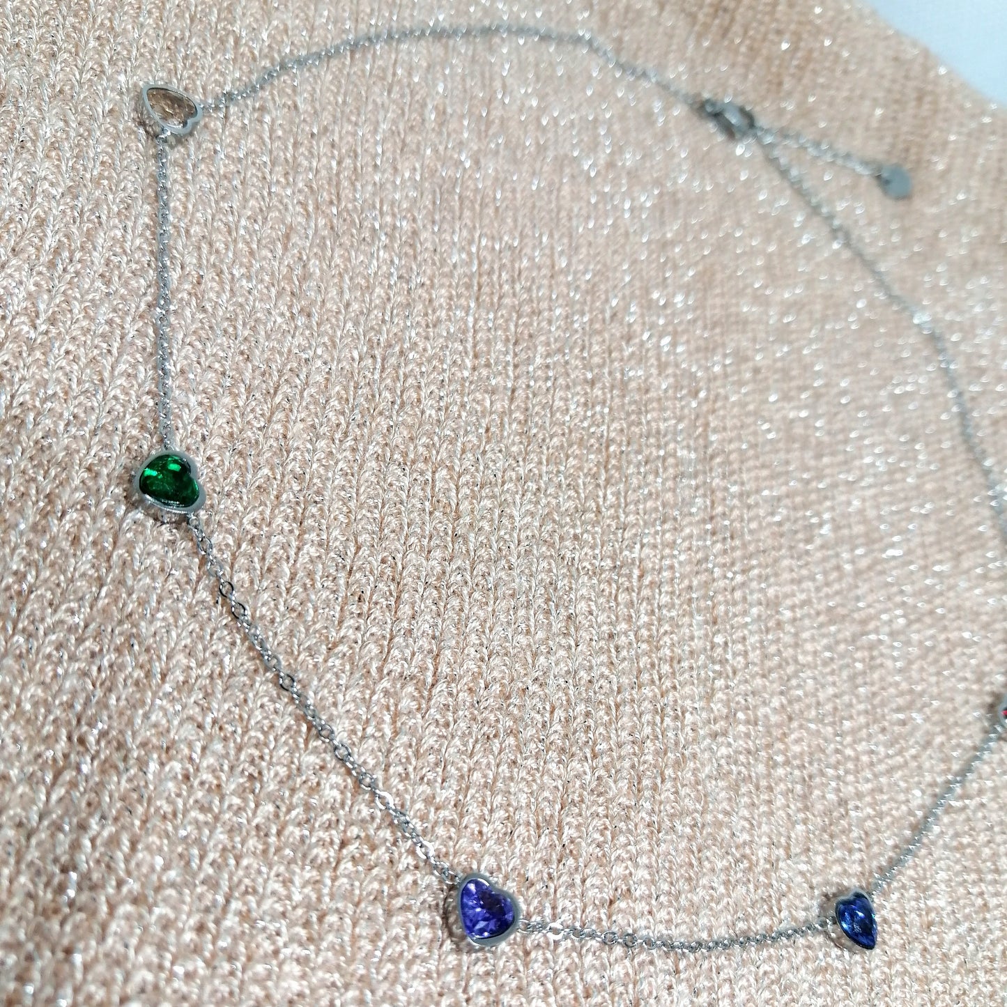 Collier "BELLA" argenté avec cœurs multicolores – Acier inoxydable