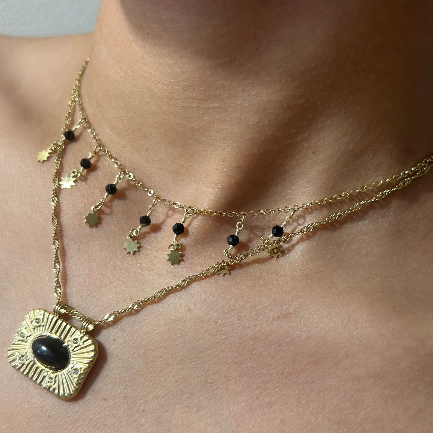 Collier "RÊVE GYPSY" doré femme – Bijou bohème avec médaillon et pierre noire, acier inoxydable hypoallergénique
