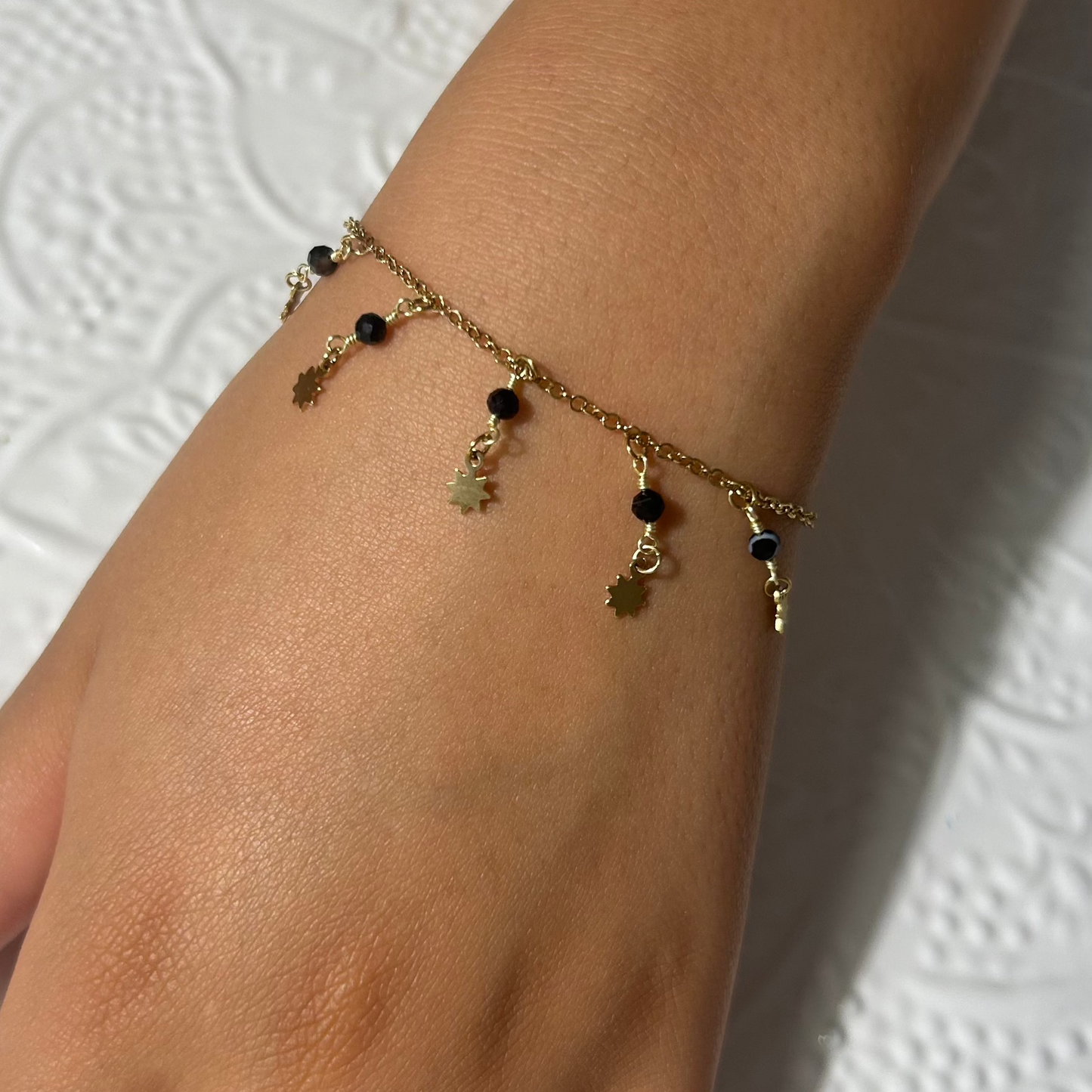 Bracelet "BOHEMIAN" doré femme – Bijou bohème chic avec pampilles et pierre noire