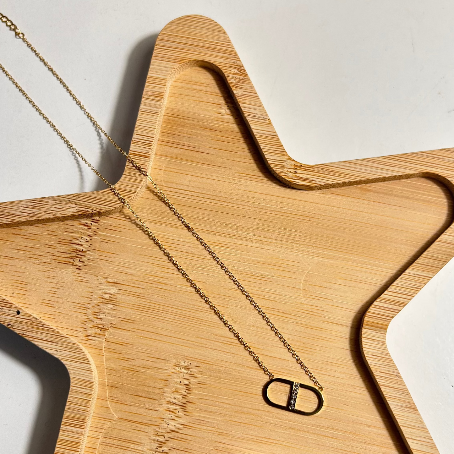 Collier SÉRÉNA – Chaîne fine avec pendentif maille marine dorée