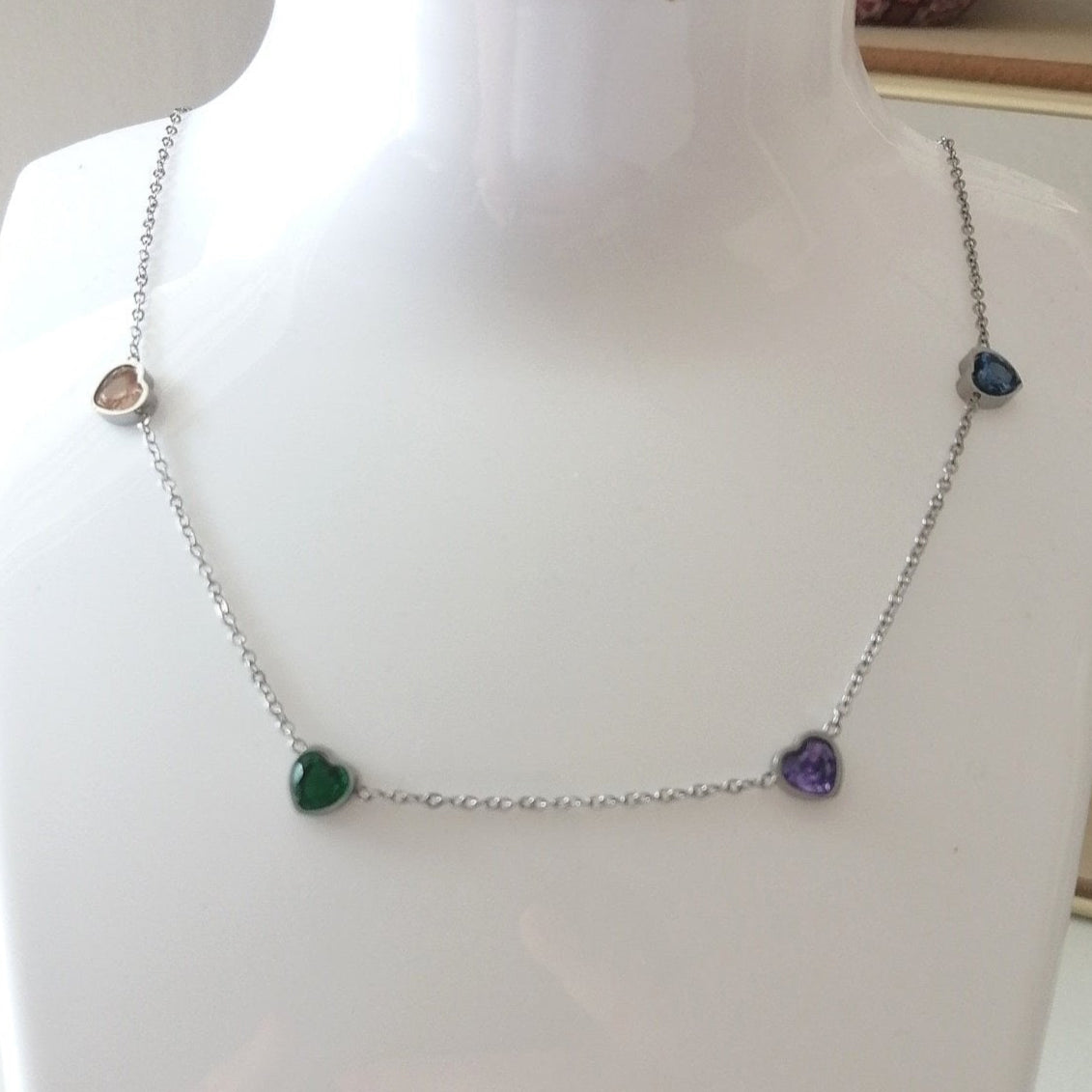 Collier "BELLA" argenté avec cœurs multicolores – Acier inoxydable
