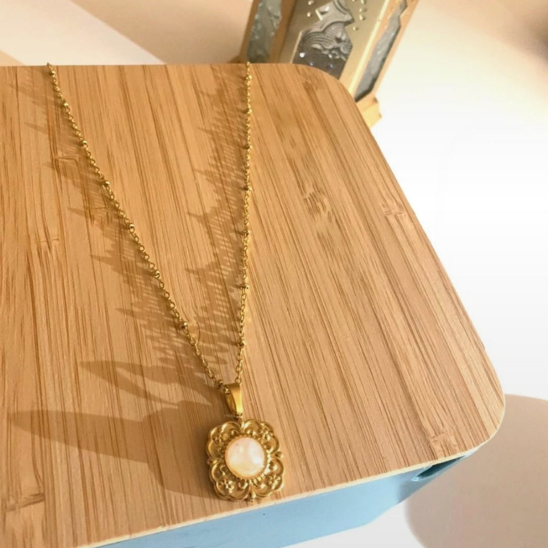 Collier "IZZA" doré avec pendentif médaillon – Bijou femme acier inoxydable, élégant et résistant