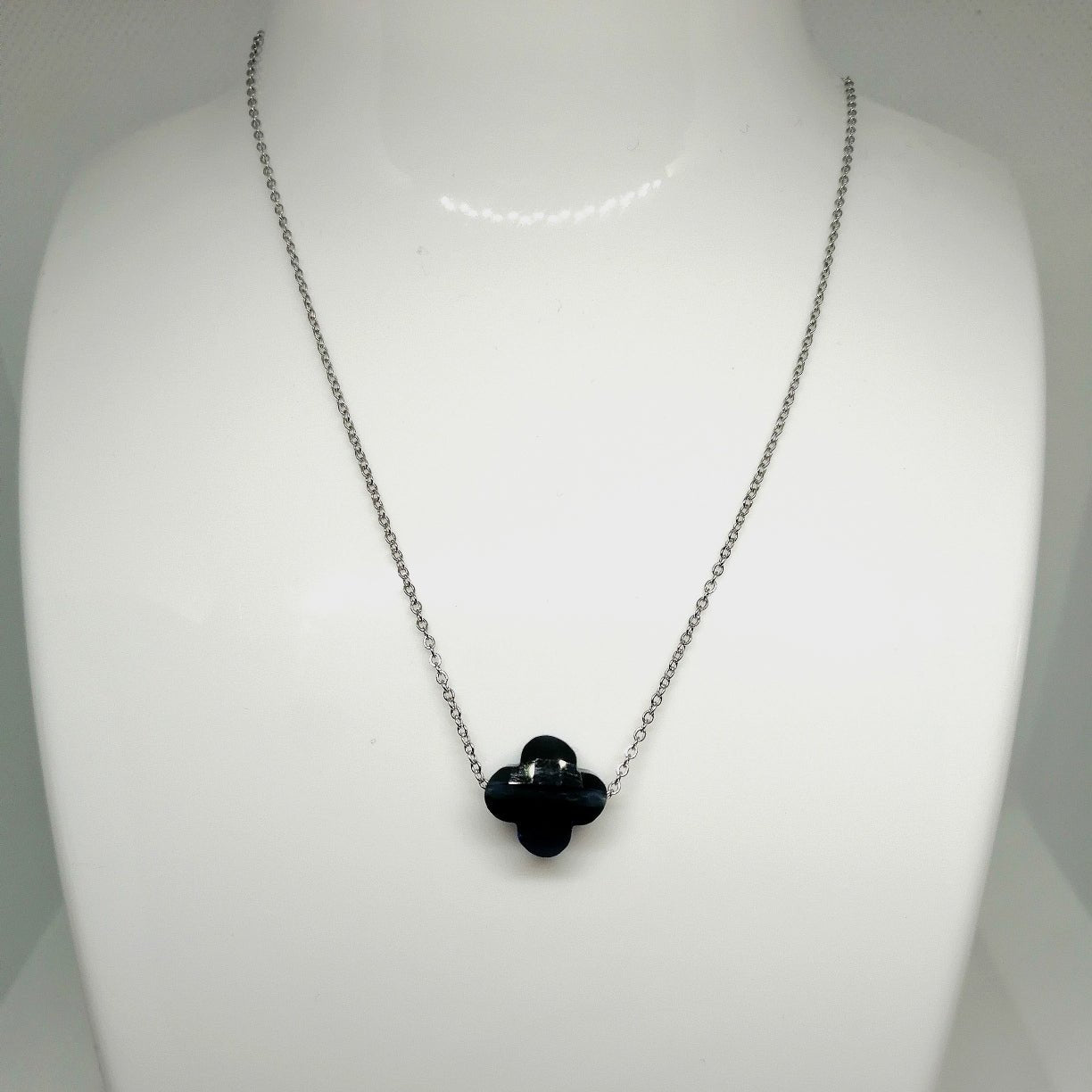 Collier "MONICA" argenté avec pendentif bleu marine ou noir – Bijou en acier inoxydable