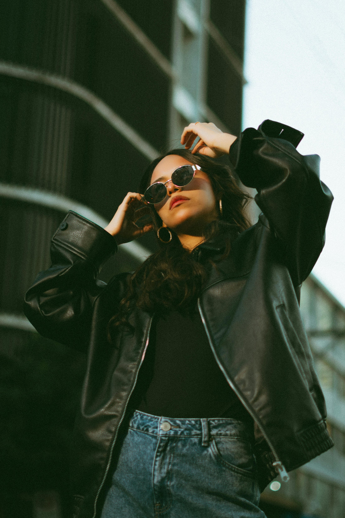 La Veste Cuir Tendance : comment porter la pièce phare avec vos bijoux préférés ?