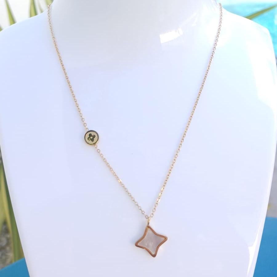 Collier "GLORIA" doré avec pierre nacre – Élégant, chic et résistant