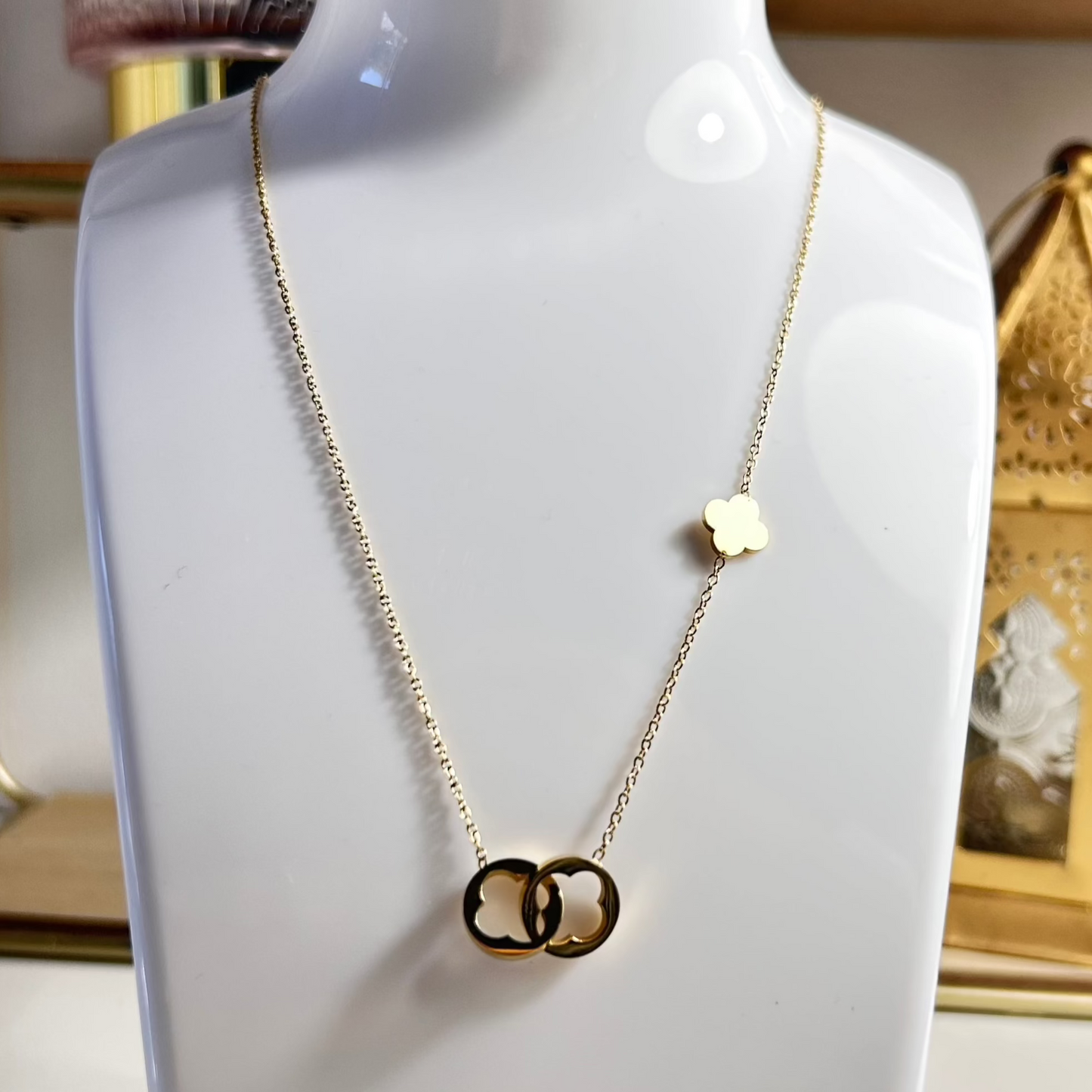 Collier MÉLINA – Deux trèfles entrelacés en acier inoxydable doré
