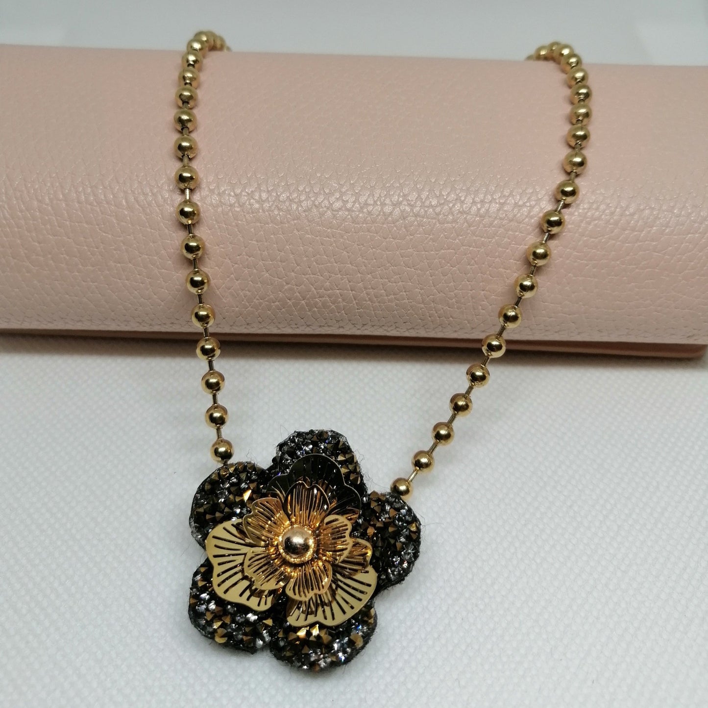 Collier doré "FLEUR" en acier inoxydable – Bijou femme élégant pour grandes occasions