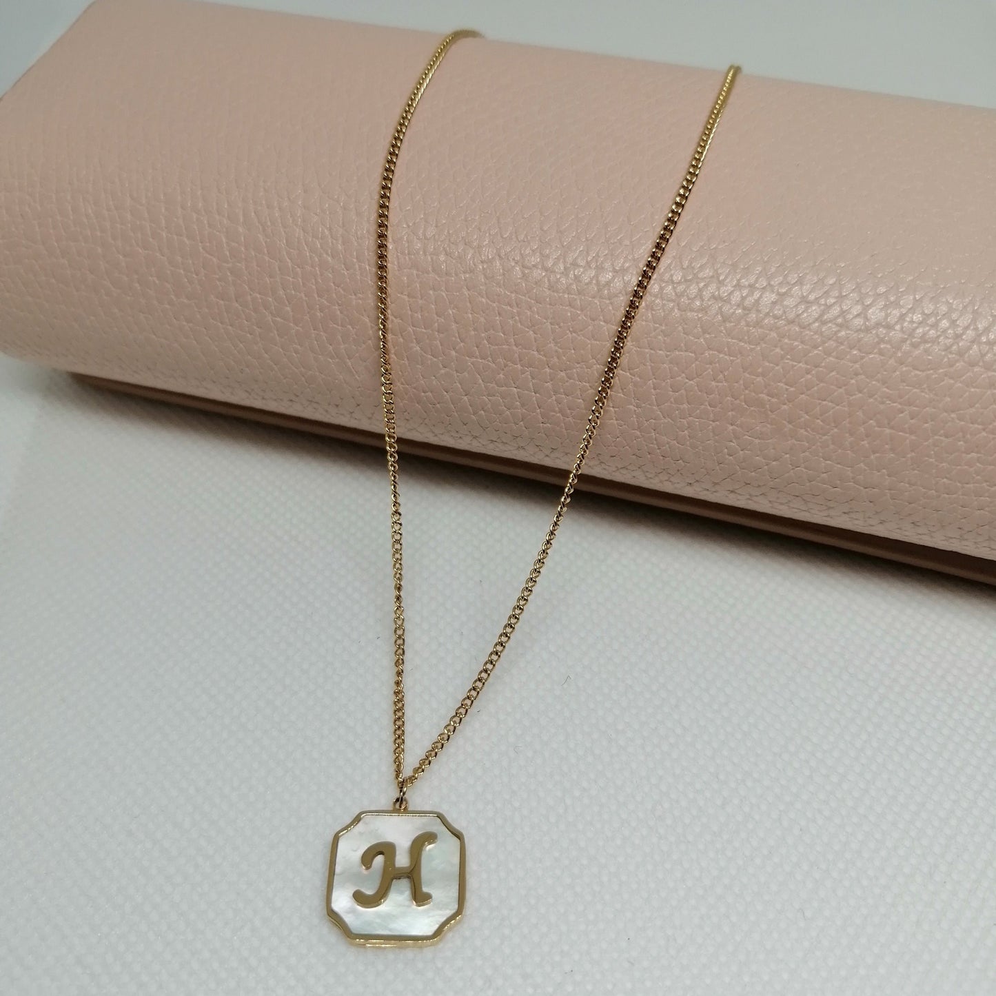 Collier doré femme "HOPE" avec pendentif nacre lettre H