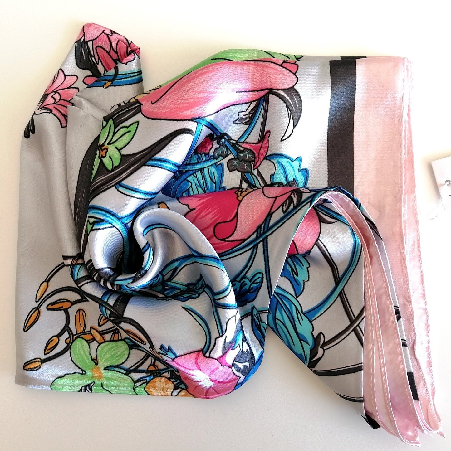Le Carré Rose - Le foulard polyvalent