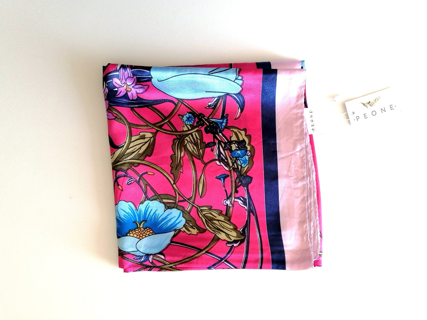 Le Carré Fuchsia - Le foulard polyvalent