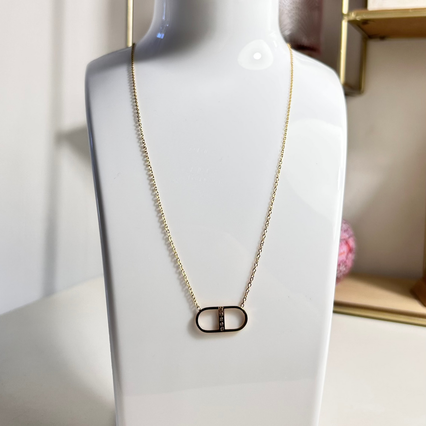 Collier SÉRÉNA – Chaîne fine avec pendentif maille marine dorée