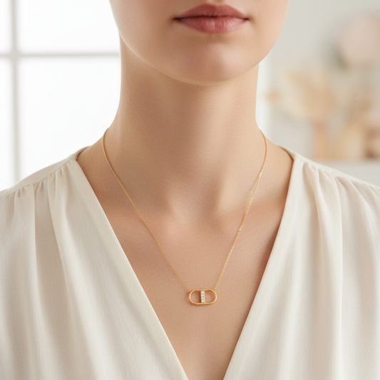 Collier SÉRÉNA – Chaîne fine avec pendentif maille marine dorée