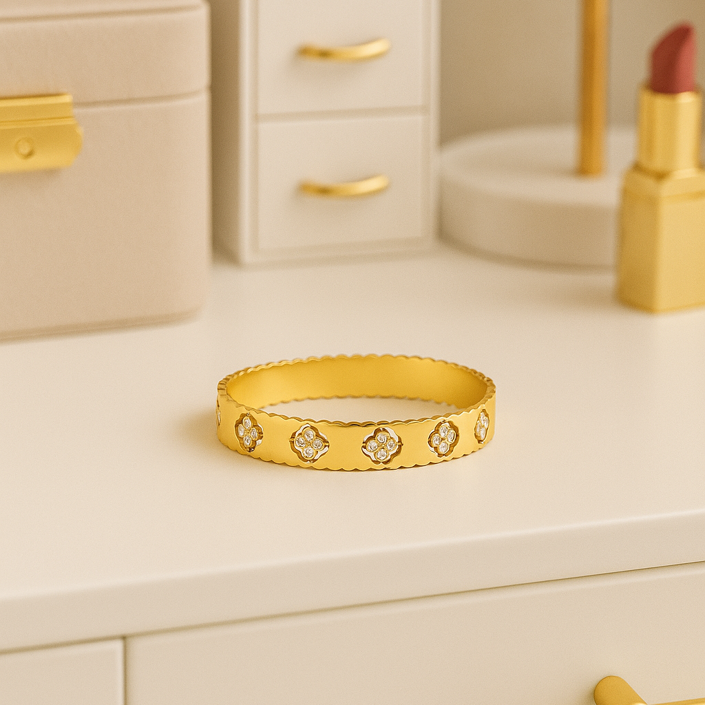 Jonc "LILA" doré avec trèfles – Bijou en acier inoxydable hypoallergénique et résistant à l'eau