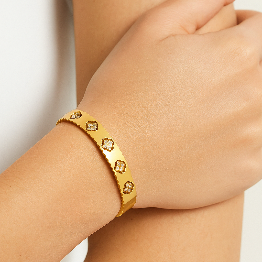 Jonc "LILA" doré avec trèfles – Bijou en acier inoxydable hypoallergénique et résistant à l'eau